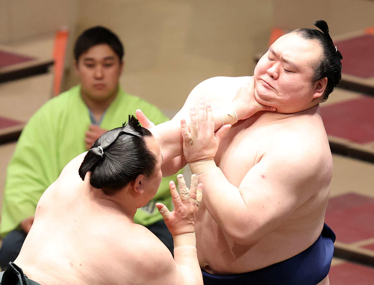 千代翔馬（左）の攻めを耐える宝富士（撮影・鈴木正人）