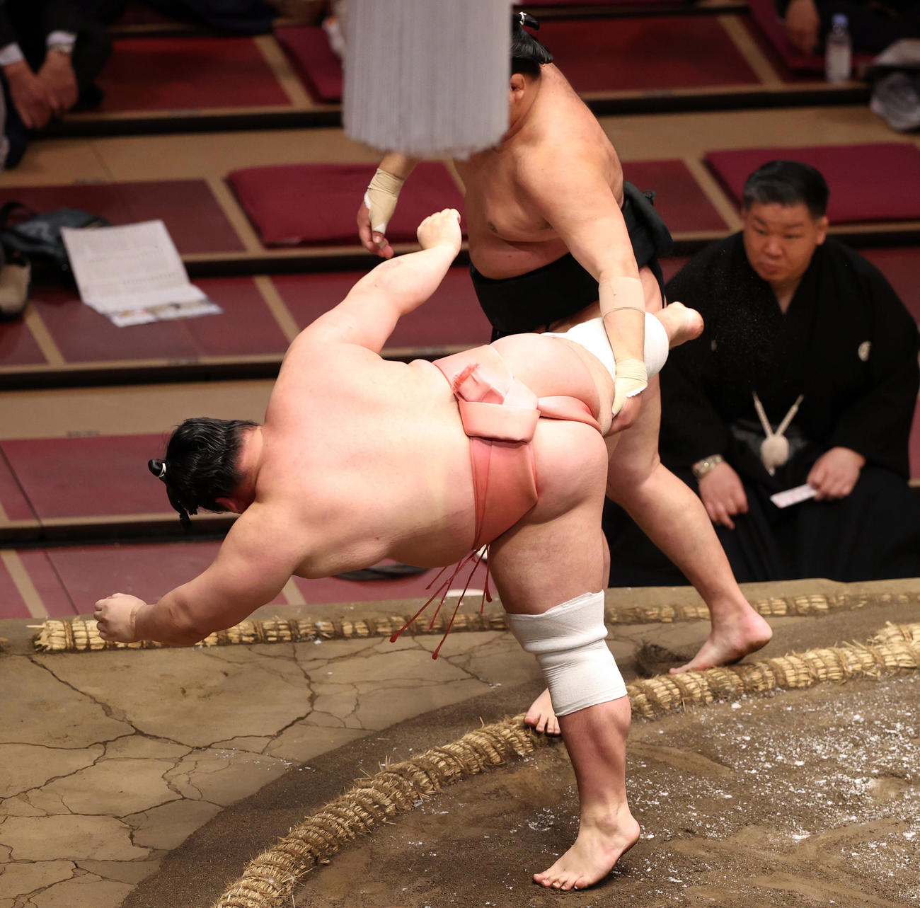千代の海（後方）を押し出しで破る宇良（撮影・狩俣裕三）