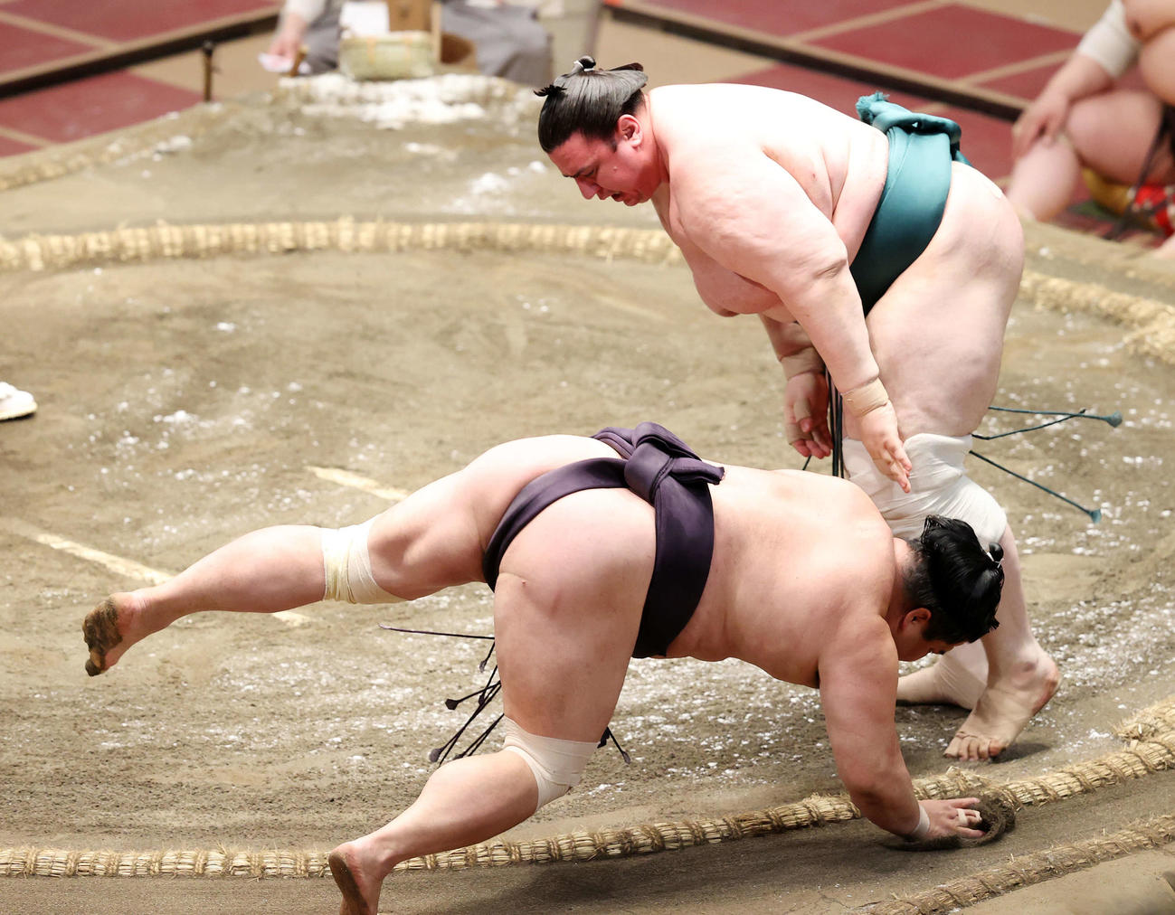 妙義龍（下）をはたき込みで破る碧山（撮影・鈴木正人）