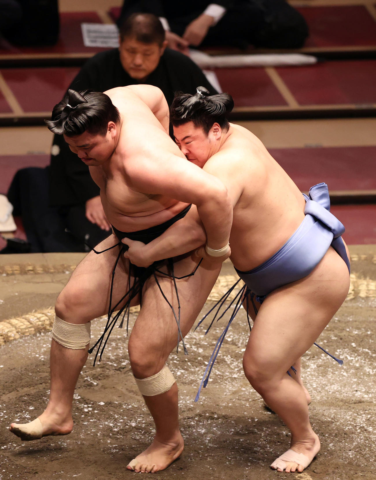 霧馬山（左）を送り出しで破る翔猿（撮影・狩俣裕三）