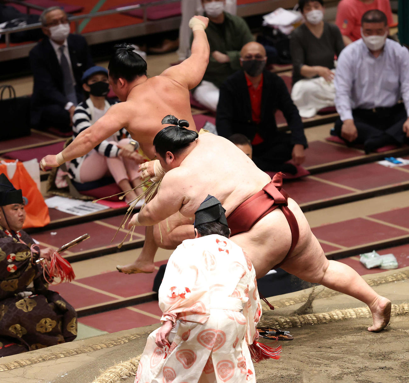 石浦（後方）を押し出しで破る徳勝龍（撮影・鈴木正人）