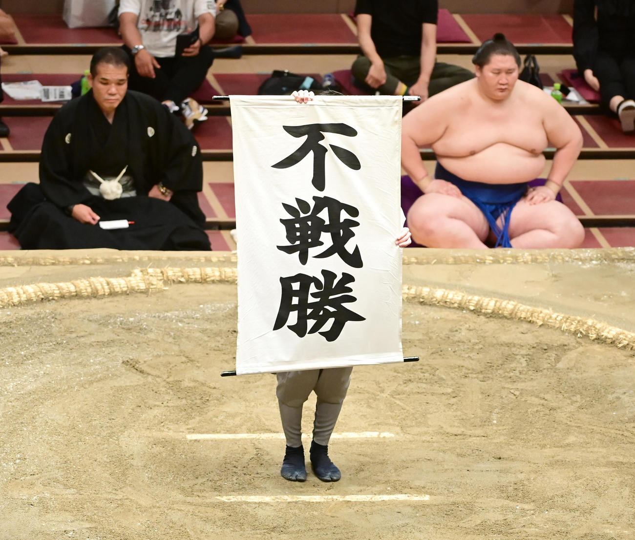 朝乃山の休場により高安の不戦勝を告げる幕が掲げられる（撮影・小沢裕）