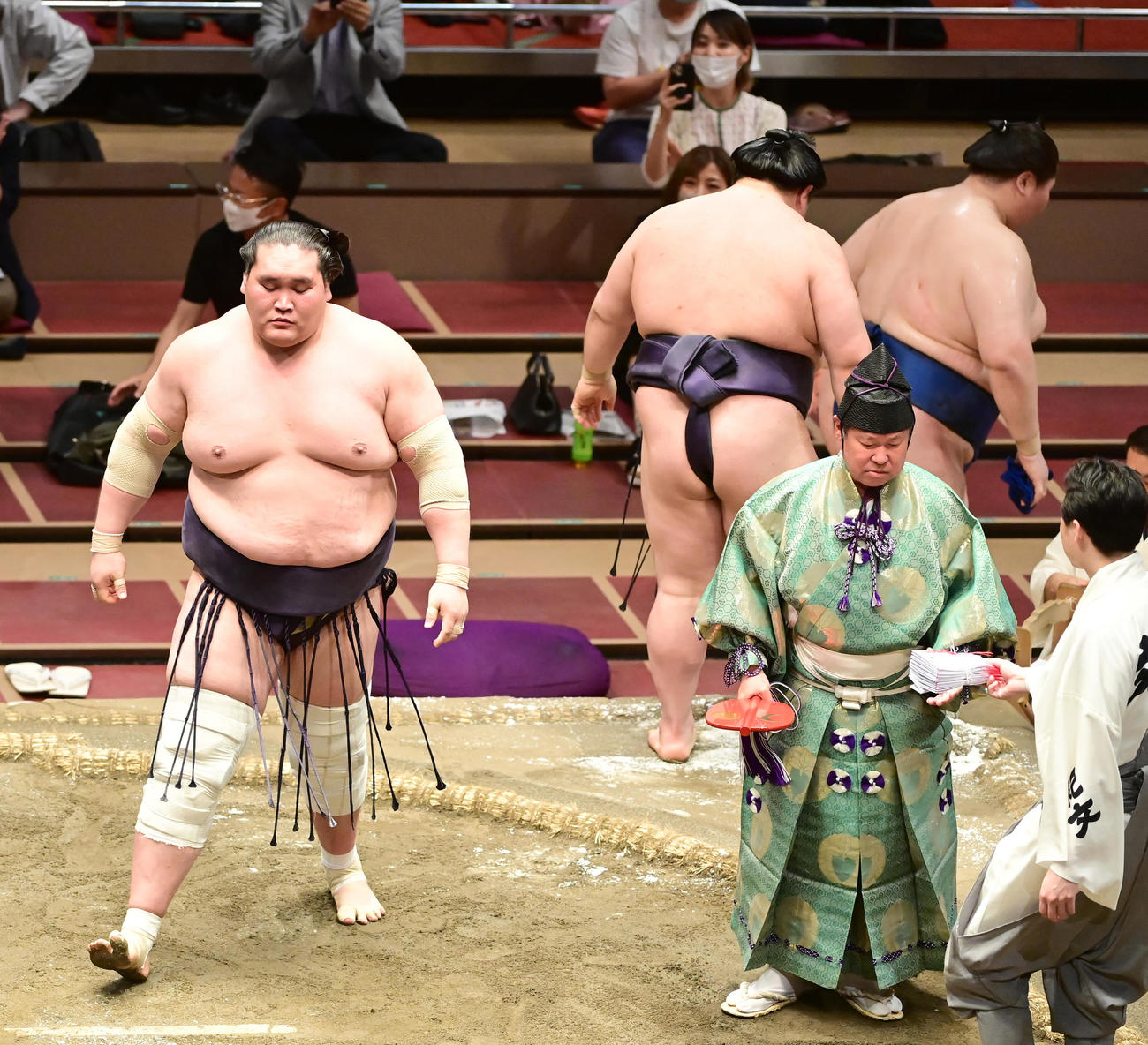 照ノ富士（左）は阿武咲を寄り切りで破る（撮影・小沢裕）