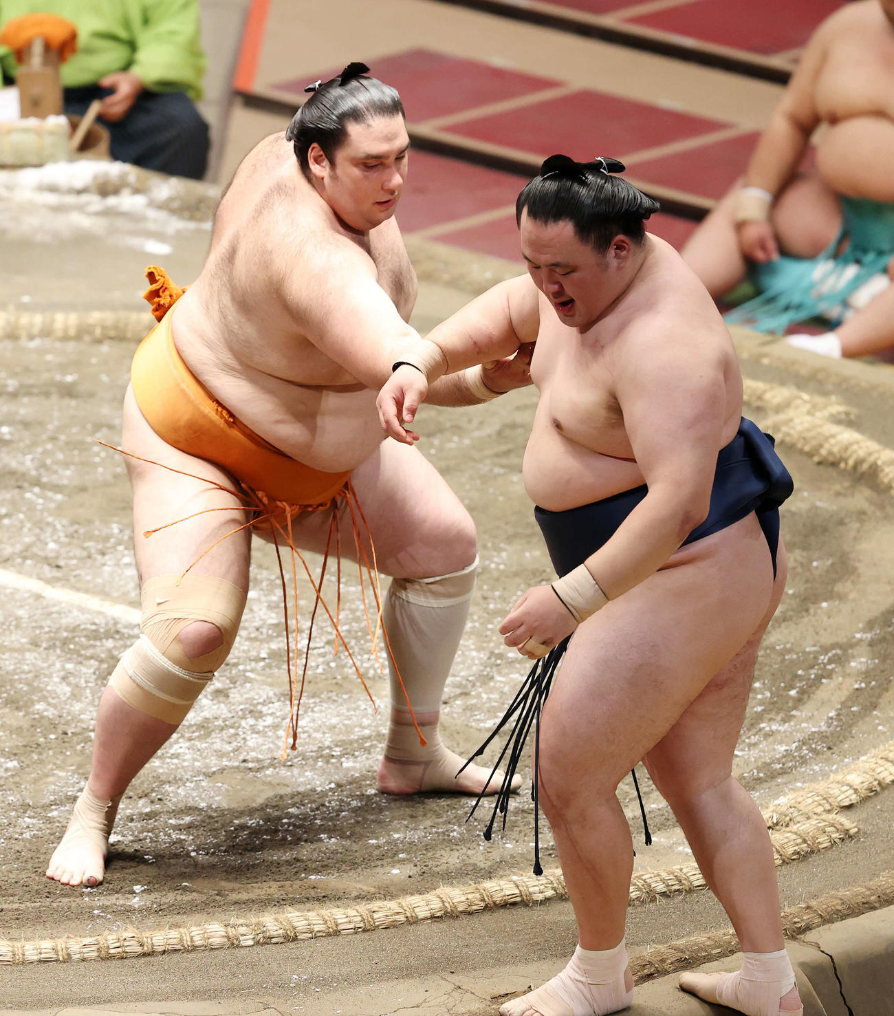 玉鷲（右）を押し出しで破る魁聖（撮影・鈴木正人）