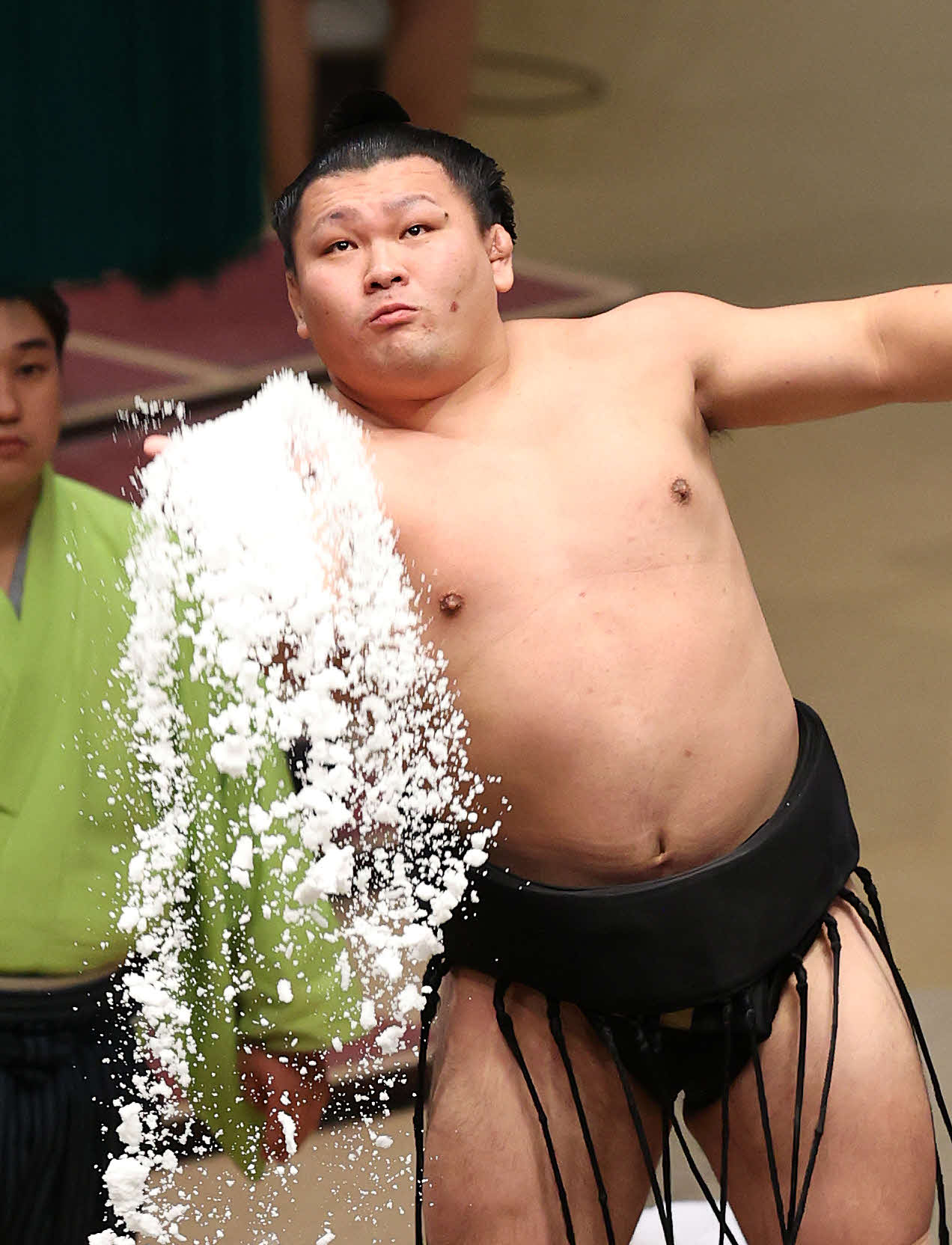 豪快に塩をまく照強（撮影・鈴木正人）
