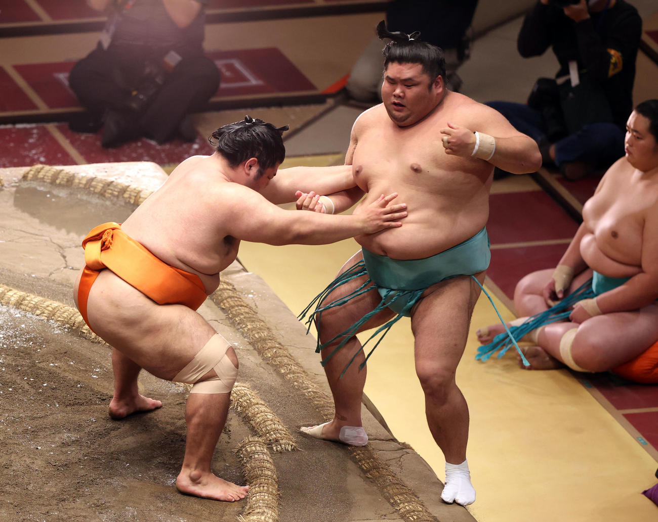 天空海（右）を押し出しで破る志摩ノ海（撮影・狩俣裕三）