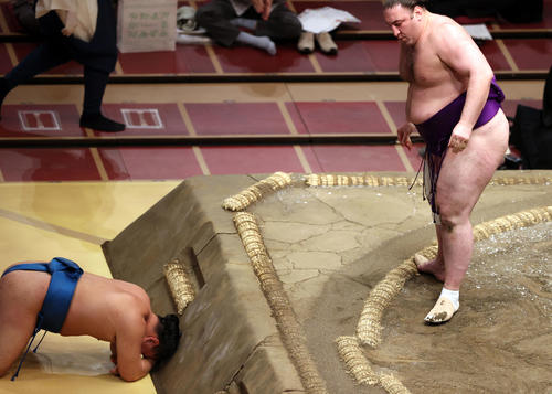 栃ノ心(右)に寄り倒しで敗れた際に頭から落ち、しばらく土俵にうつぶせになる豊昇龍(撮影・狩俣裕三)