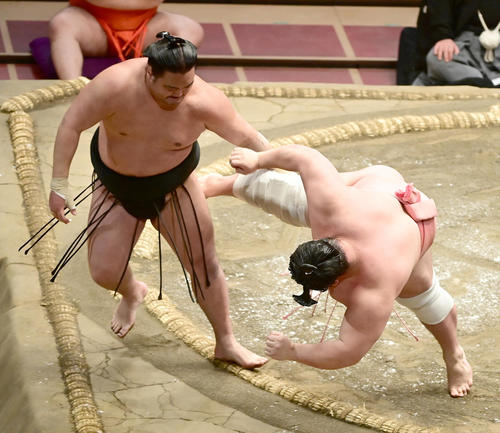 宇良(右)は押し出しで千代の海を破る(撮影・小沢裕)
