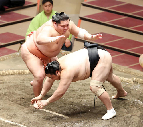 隠岐の海(手前)を引き落としで破る千代大龍(撮影・鈴木正人)