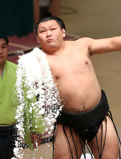 豪快に塩をまく照強(撮影・鈴木正人)