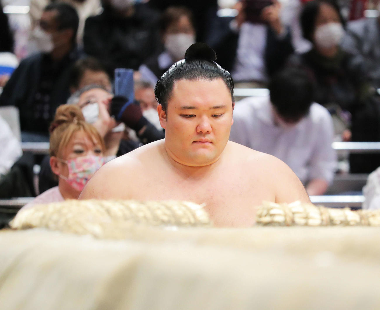 19日、土俵下で待機する朝乃山（撮影・河田真司）