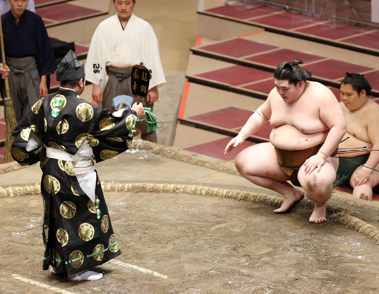 豊山を寄り切りで破り勝ち名乗りを受ける王鵬（撮影・鈴木正人）