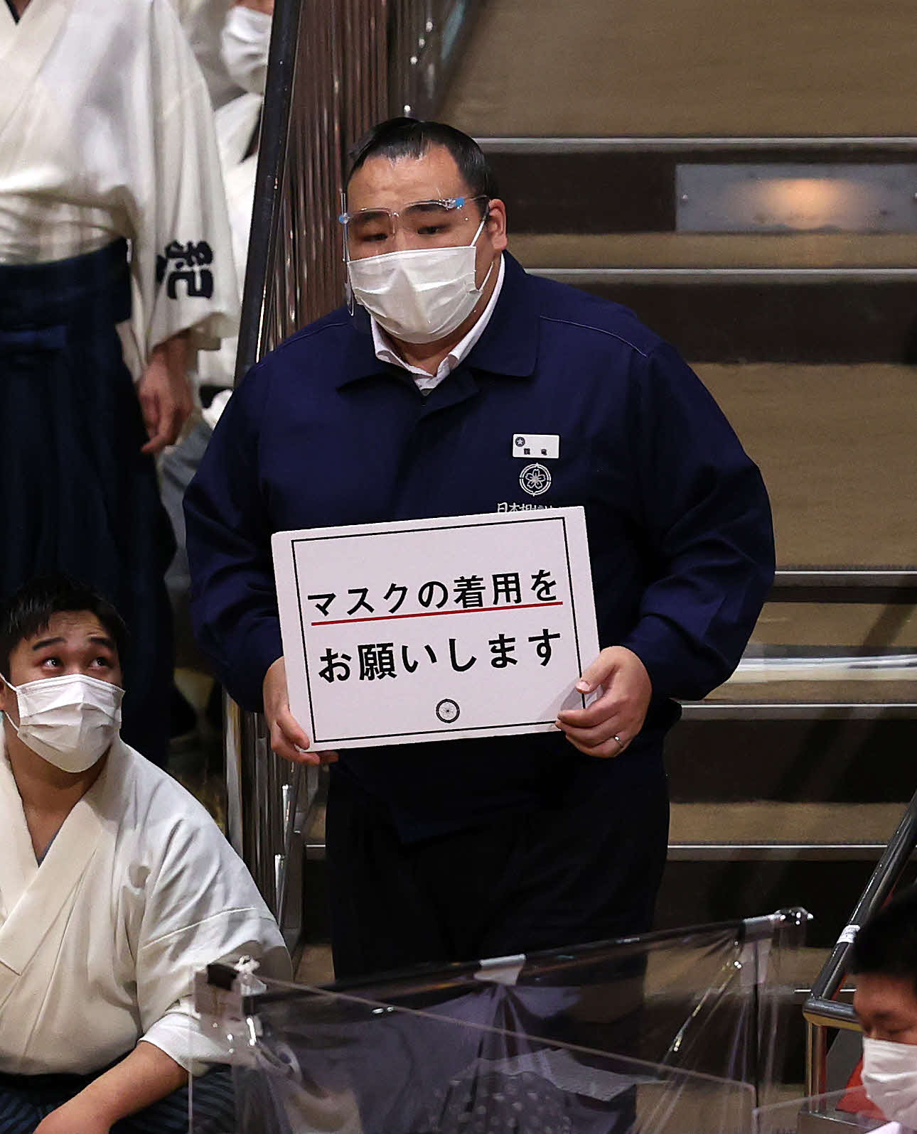 注意喚起のボードを手に館内を回る鶴竜親方（撮影・鈴木正人）