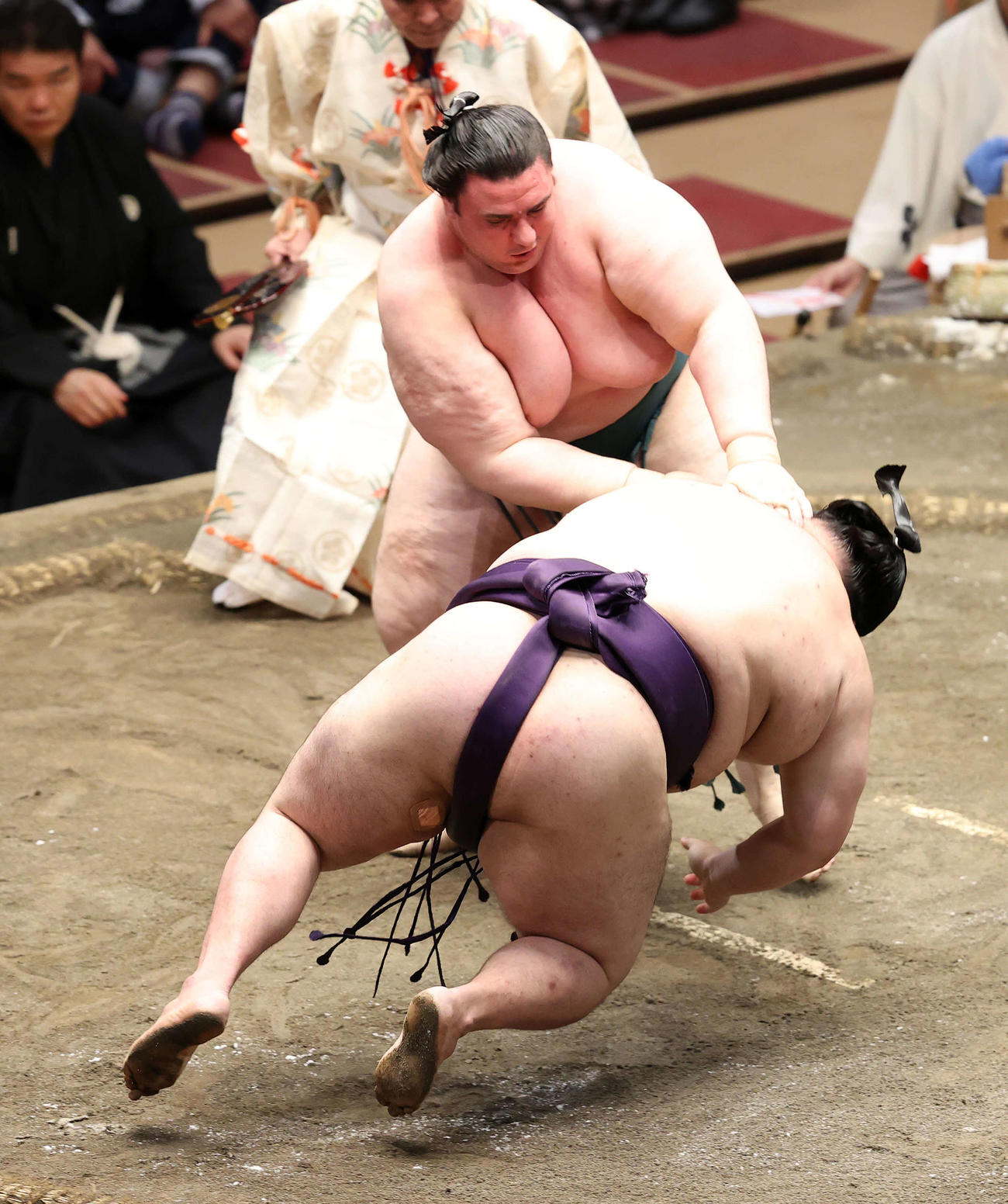 大奄美（手前）をはたき込みで破る碧山（撮影・鈴木正人）
