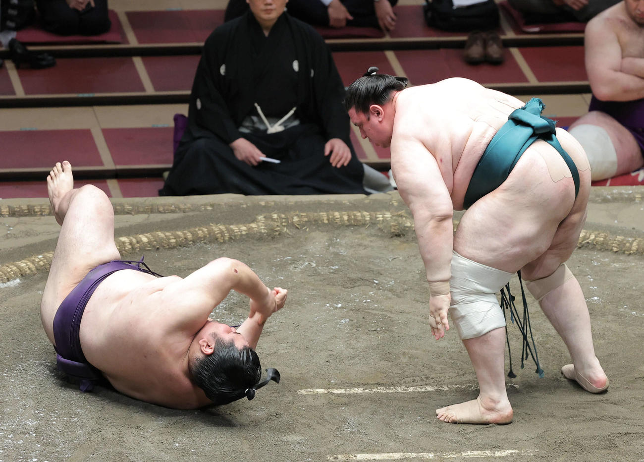 大奄美（左）をはたき込みで破る碧山（撮影・河田真司）