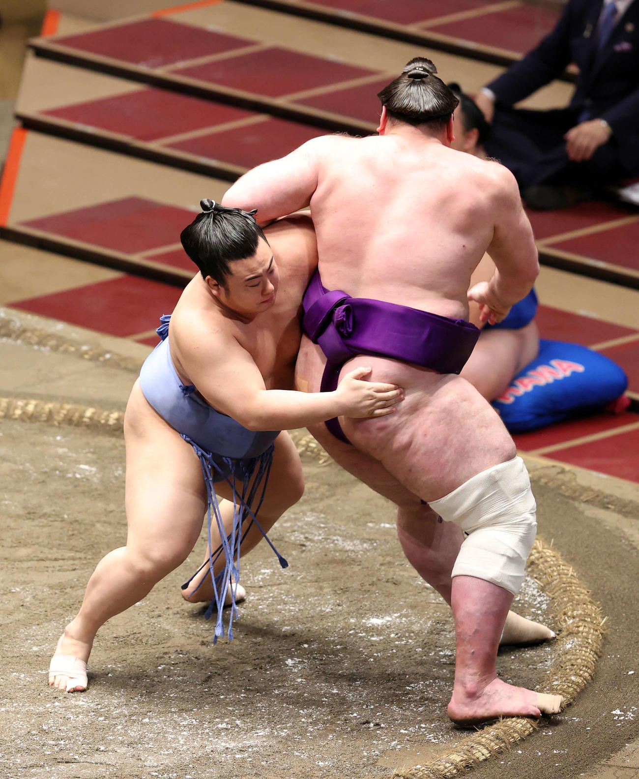栃ノ心（右）を攻める翔猿（撮影・鈴木正人）