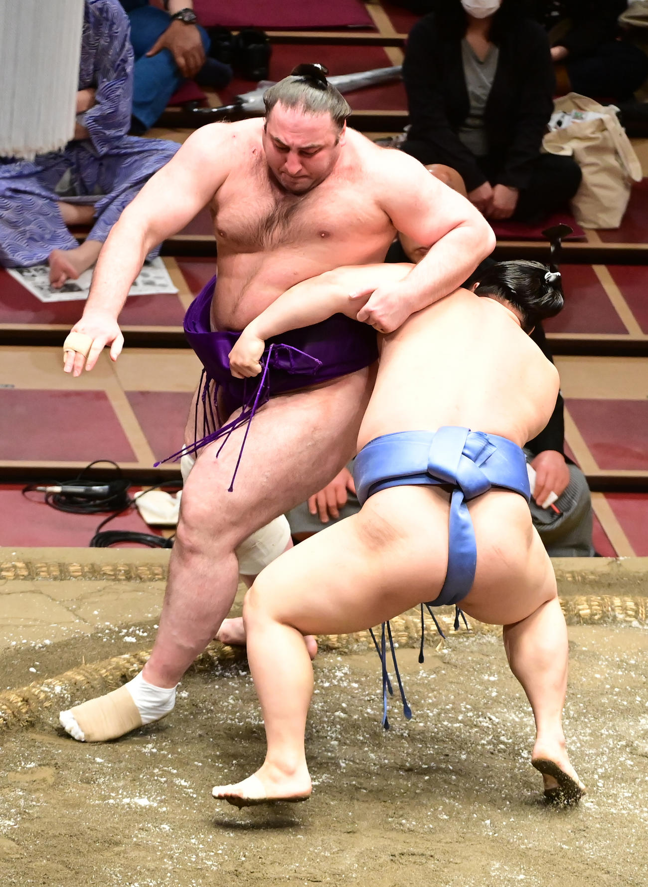 翔猿（右）は栃ノ心を寄り切りで破る（撮影・小沢裕）
