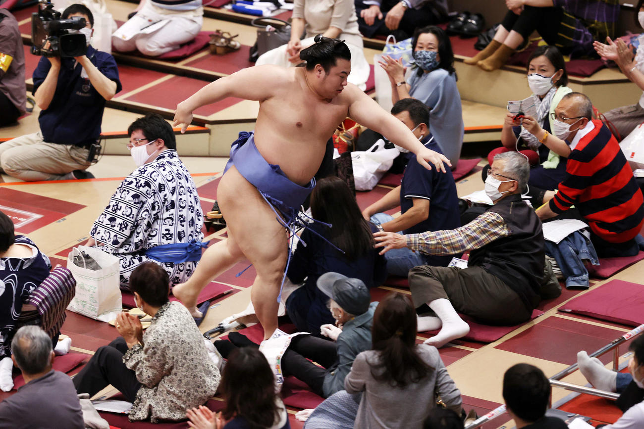 栃ノ心を寄り切りで破り溜席に飛び込む翔猿（撮影・鈴木正人）