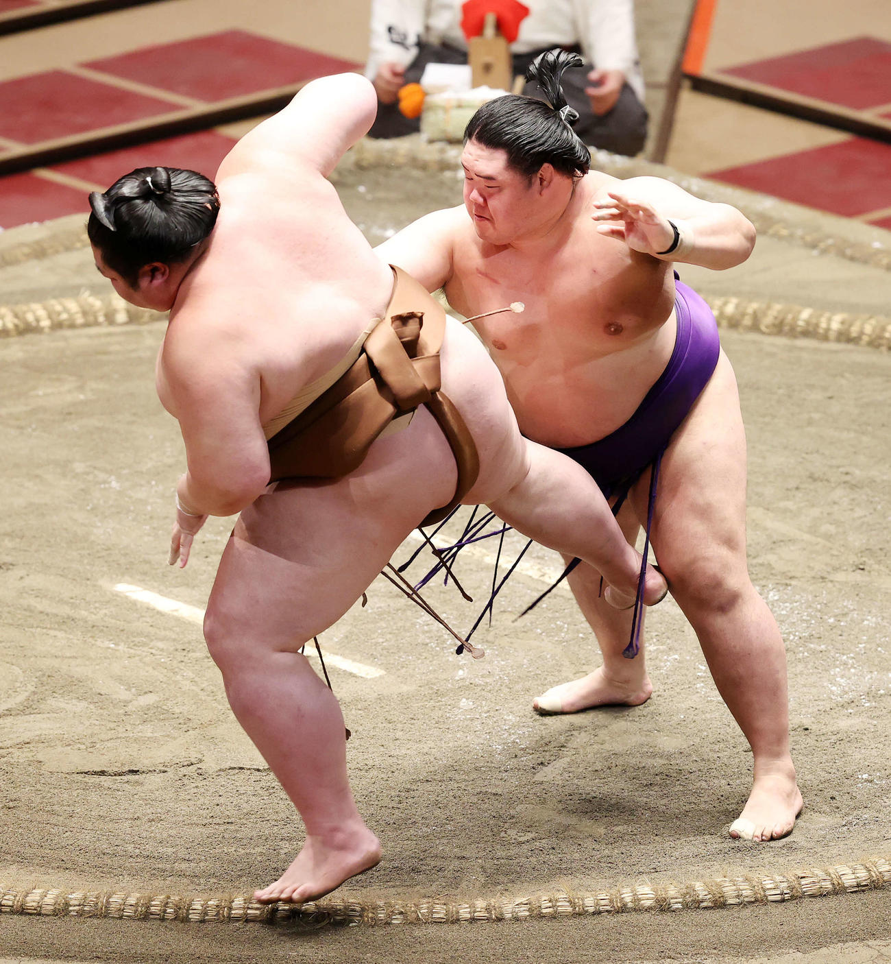 剣翔（左）を押し出しで破る明生（撮影・鈴木正人）