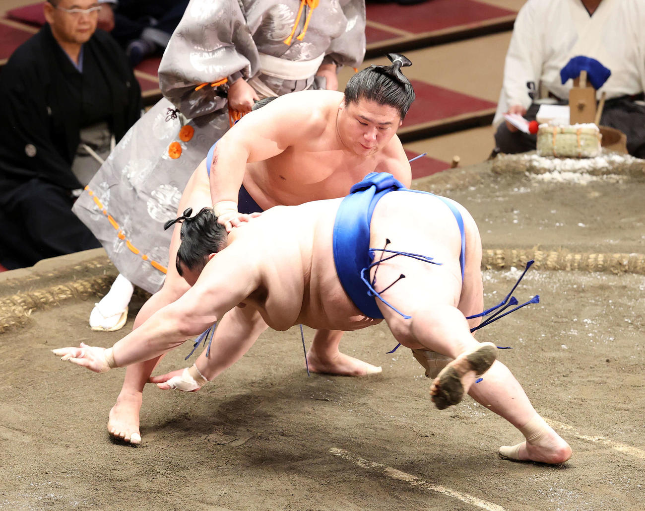 北勝富士（手前）を突き落としで破る若隆景（撮影・鈴木正人）