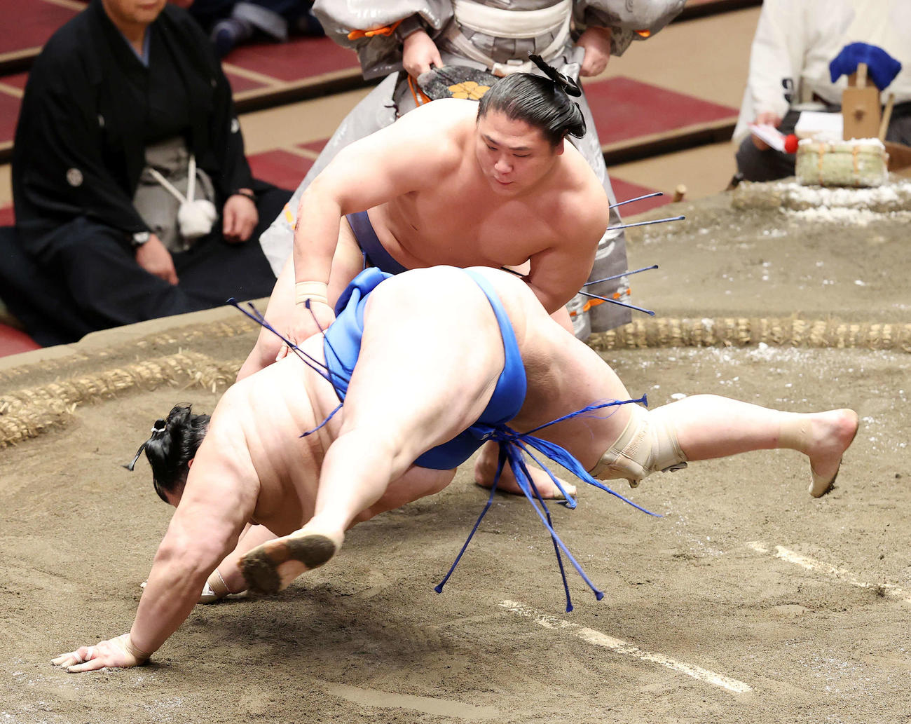 北勝富士（手前）を突き落としで破る若隆景（撮影・鈴木正人）