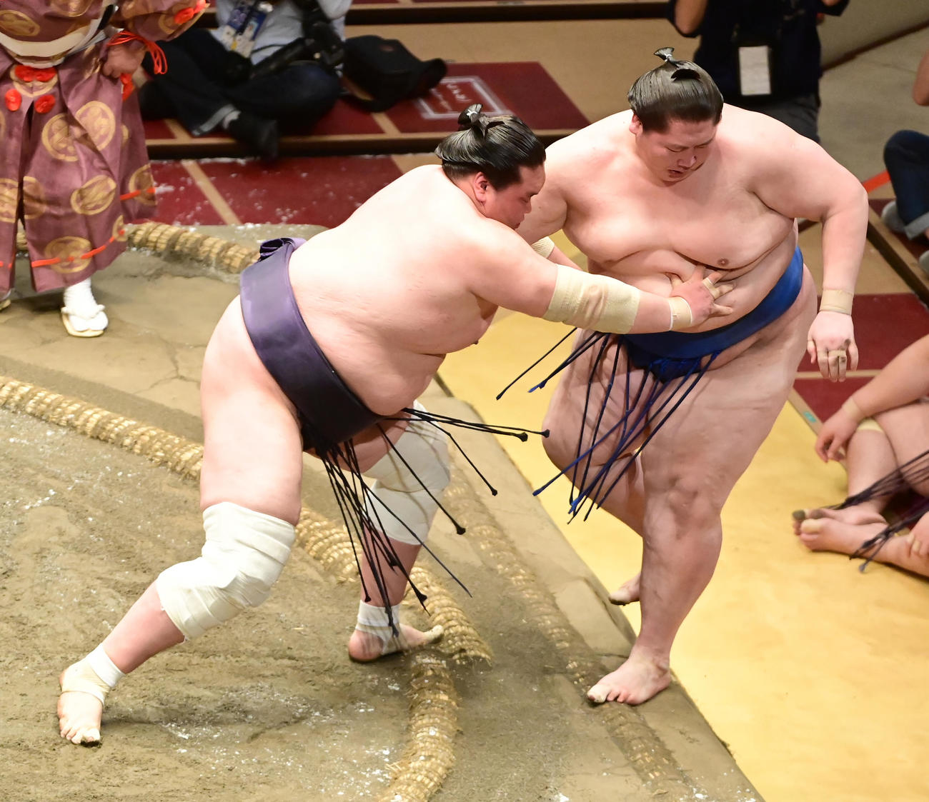照ノ富士（左）は逸ノ城を寄り切りで破る（撮影・小沢裕）