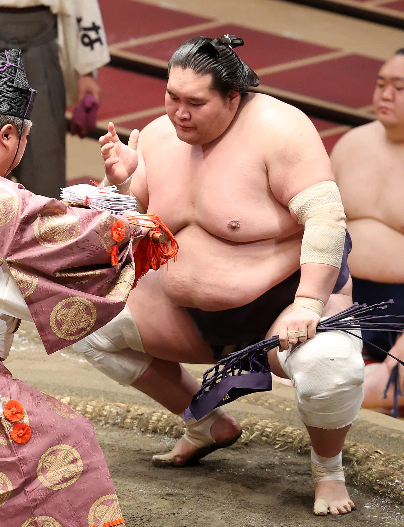 懸賞金の束を受け取る照ノ富士（撮影・鈴木正人）