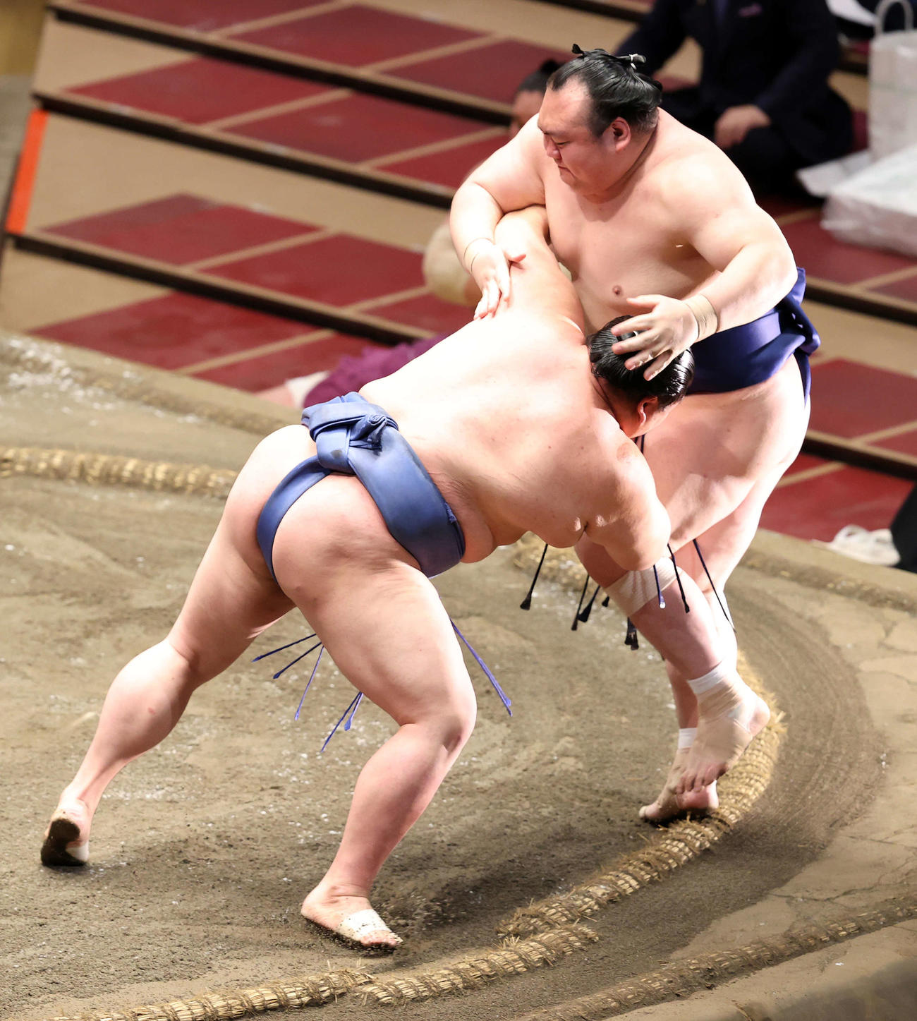 宝富士（右）を寄り切りで破る正代（撮影・鈴木正人）