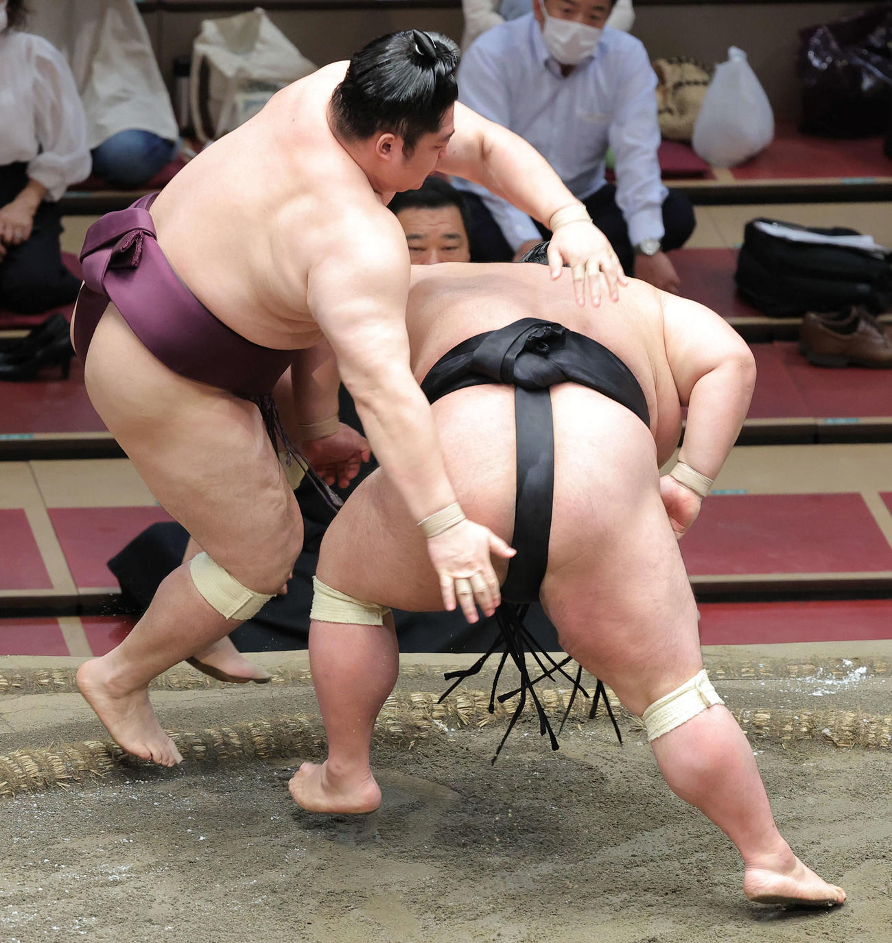 貴景勝（右）を突き落としで破る遠藤（撮影・河田真司）
