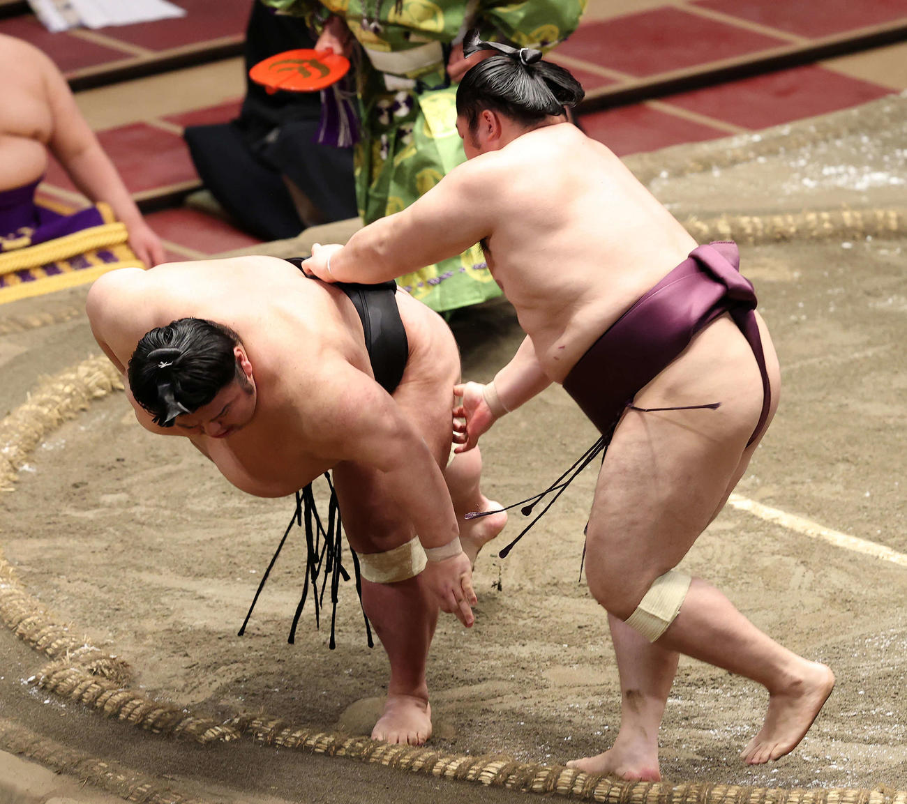 遠藤（右）に突き落としで敗れる貴景勝（撮影・鈴木正人）