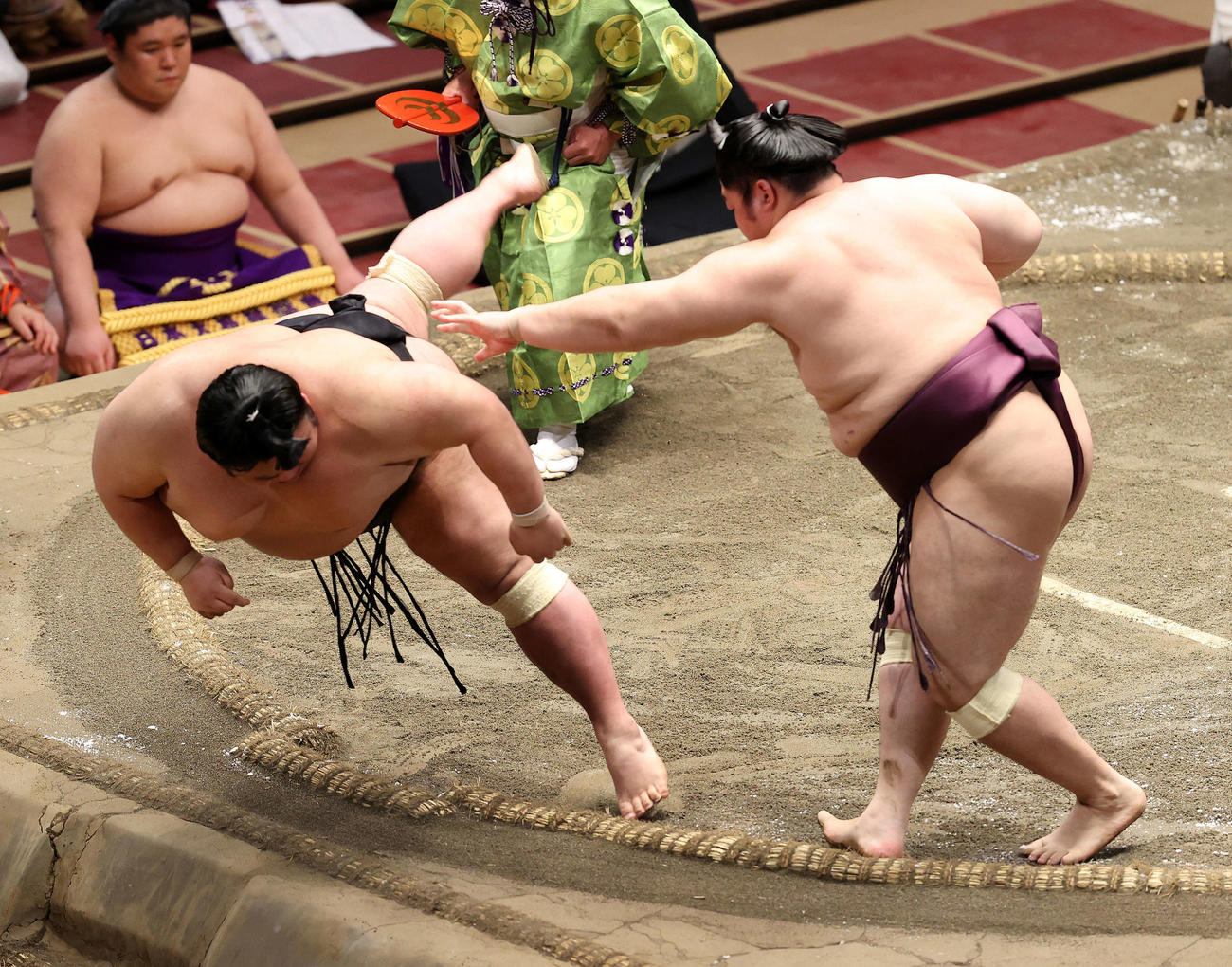遠藤（右）に突き落としで敗れる貴景勝（撮影・鈴木正人）