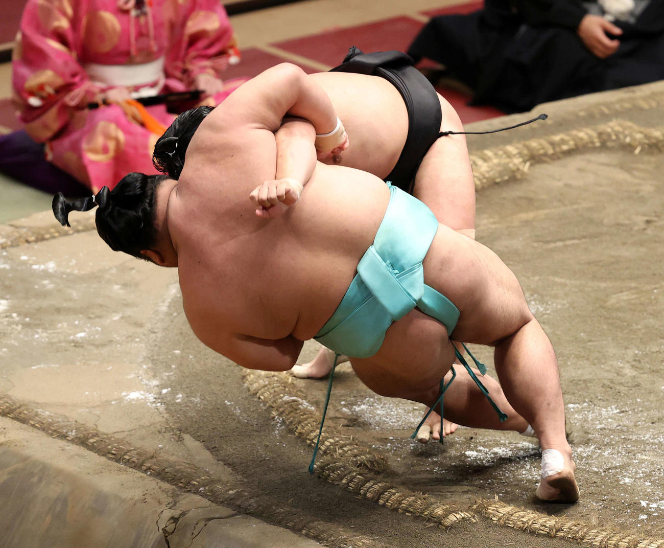 天空海（手前）を寄り倒しで破る照強（撮影・鈴木正人）