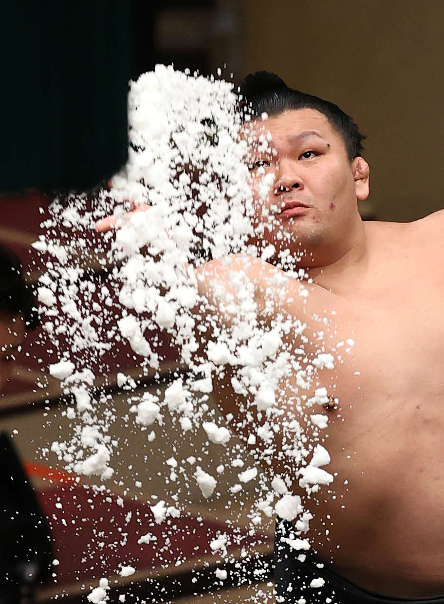 豪快に塩をまく照強（撮影・鈴木正人）