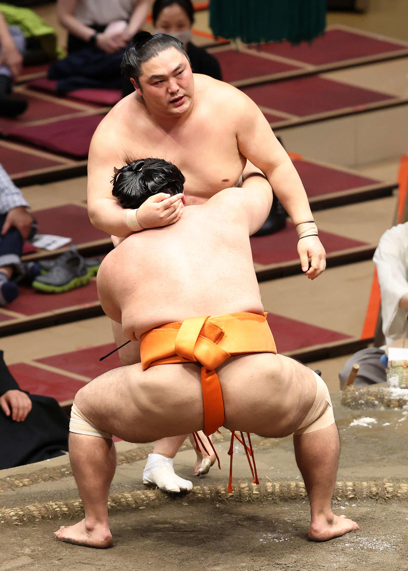隠岐の海（後方）を寄り切りで破る志摩ノ海（撮影・鈴木正人）