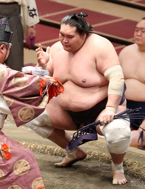 懸賞金の束を受け取る照ノ富士(撮影・鈴木正人)