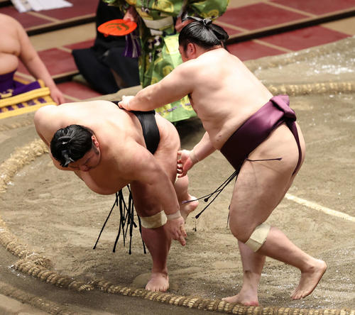 遠藤(右)に突き落としで敗れる貴景勝(撮影・鈴木正人)