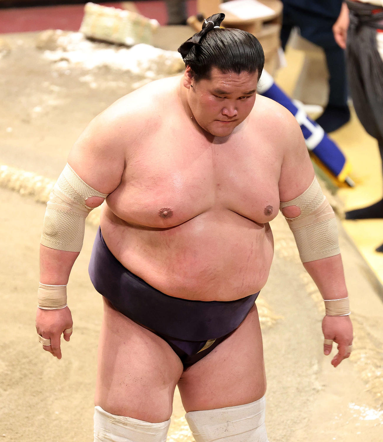 遠藤に下手投げで敗れ険しい表情を見せる照ノ富士（撮影・鈴木正人）
