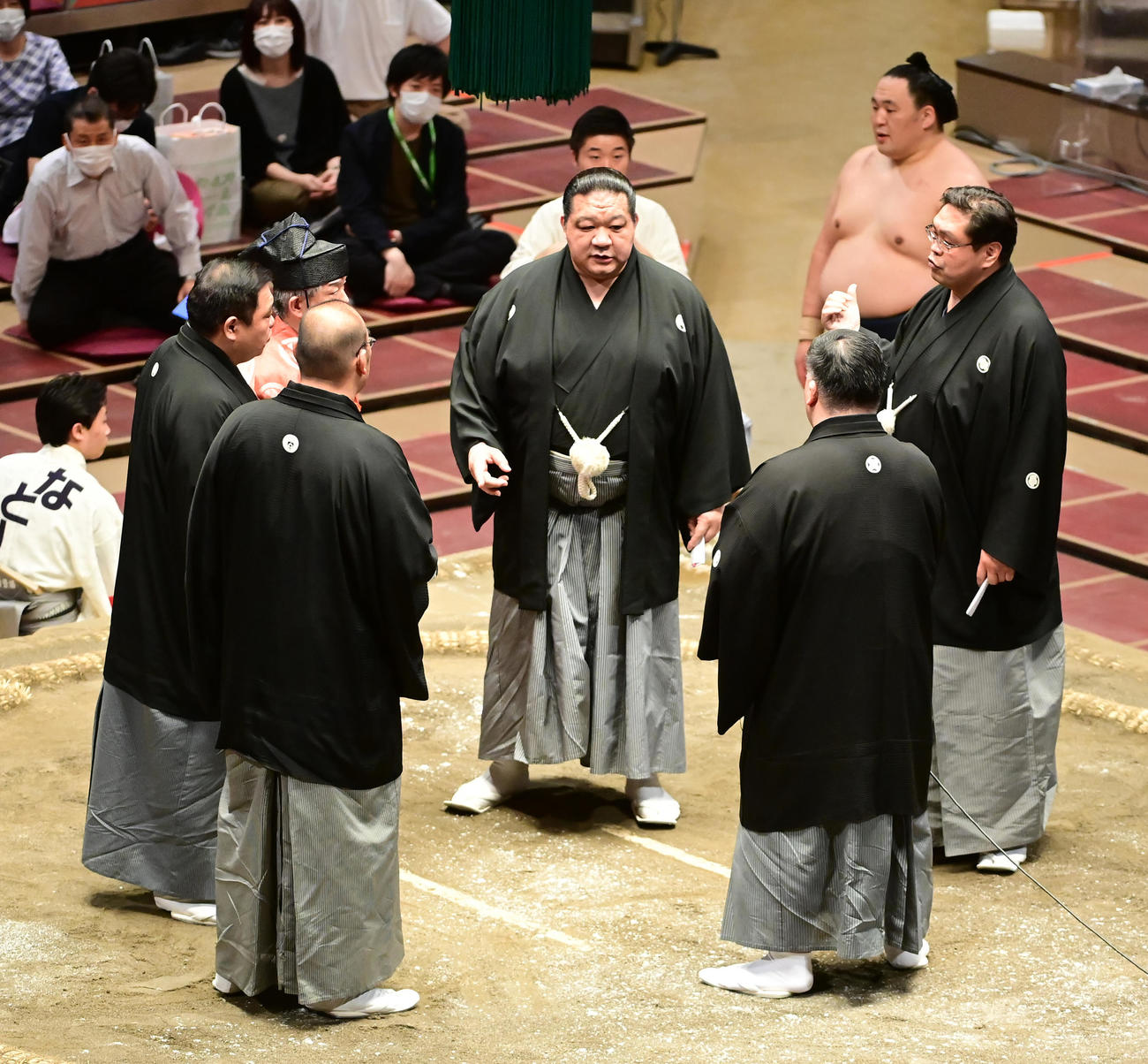 明生と玉鷲の一番で物言いがつき協議する審判団（撮影・小沢裕）