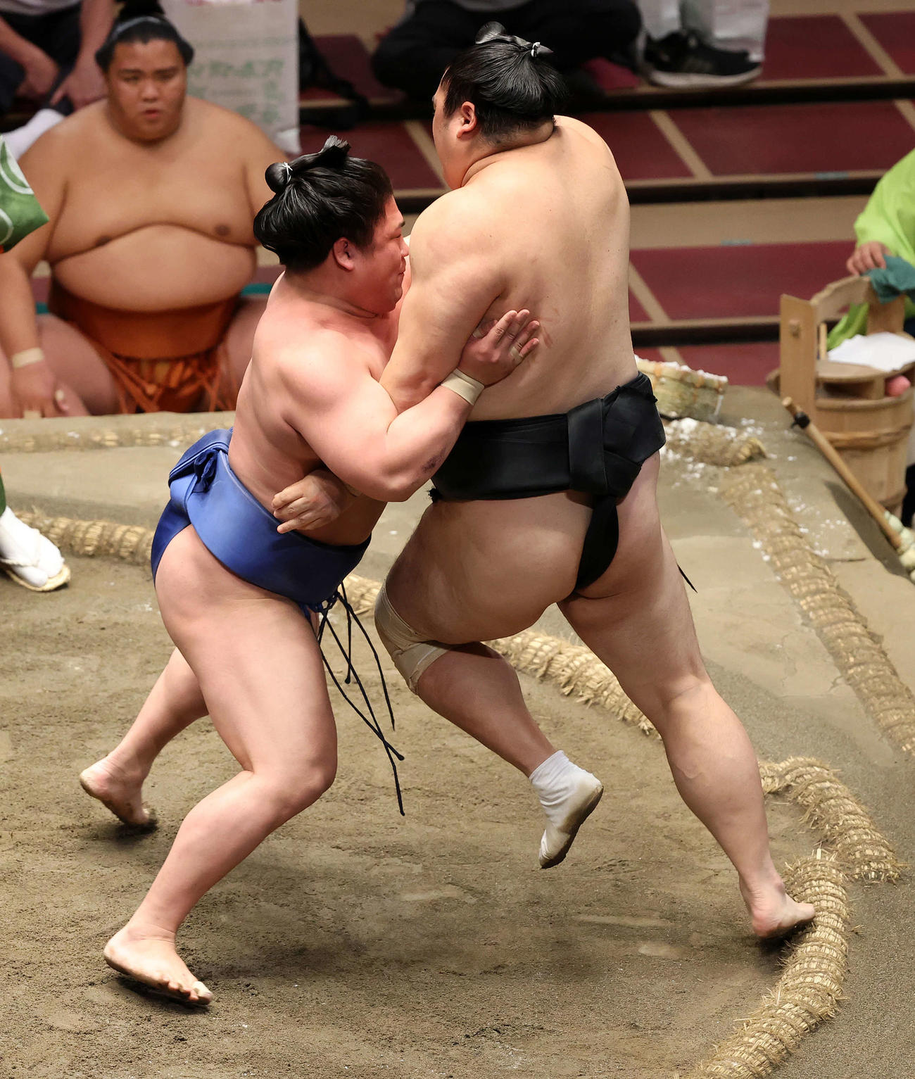隠岐の海（右）を押し出しで破る若隆景（撮影・鈴木正人）