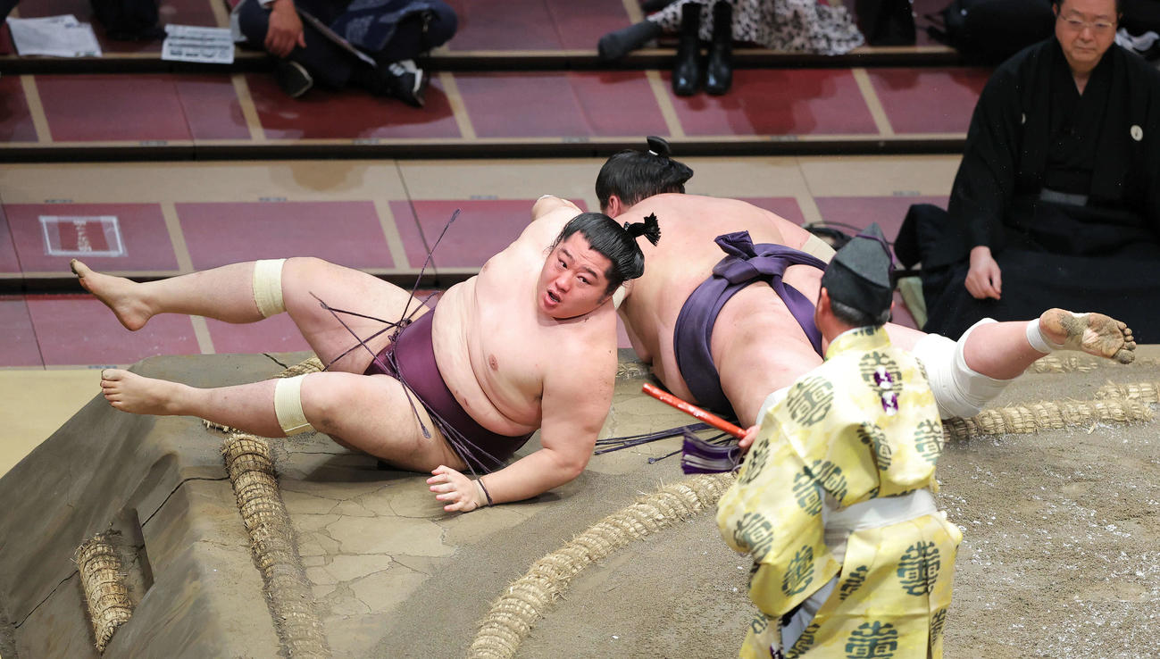 物言いがつき協議の結果、遠藤（左）が照ノ富士を下手投げで破った（撮影・河田真司）