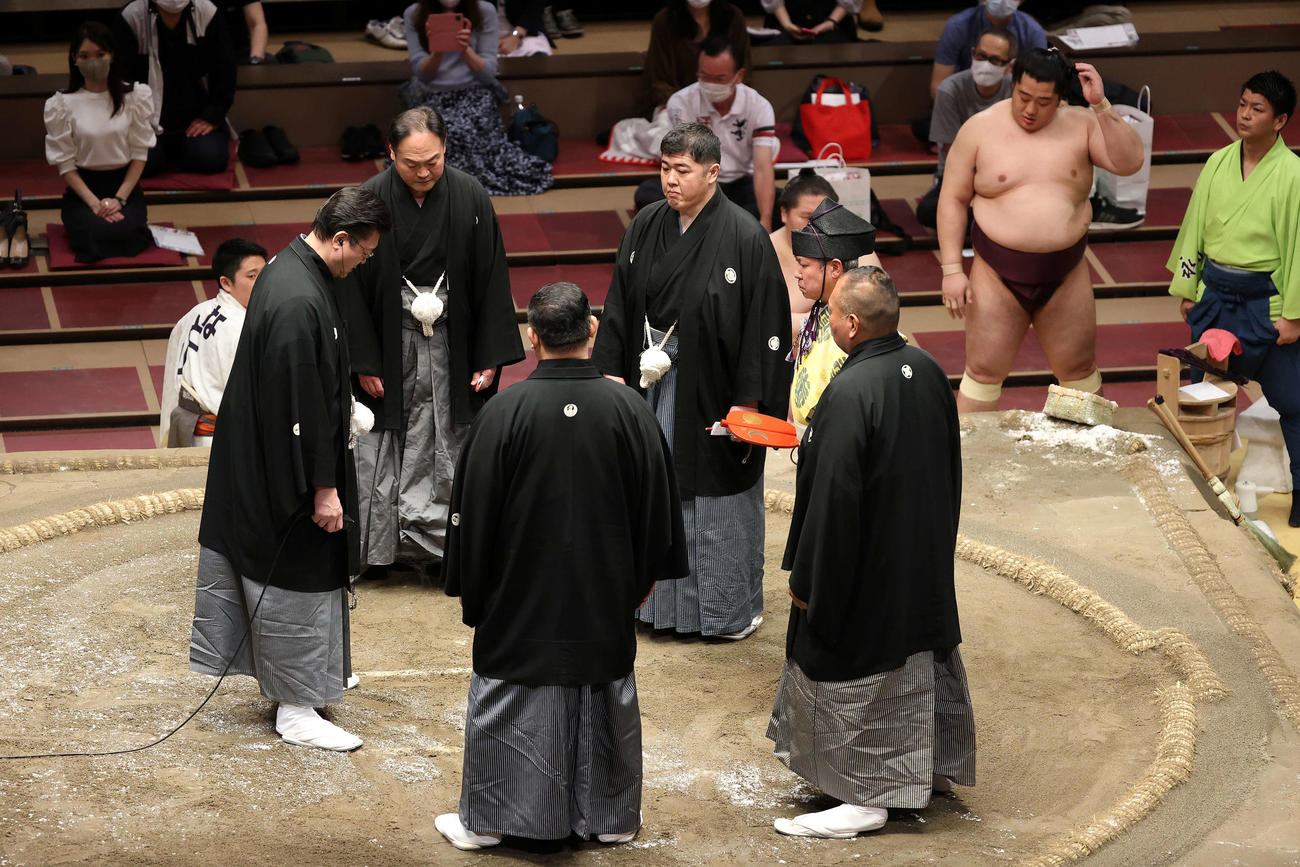照ノ富士と遠藤の一番で物言いが付き協議する審判団（撮影・鈴木正人）