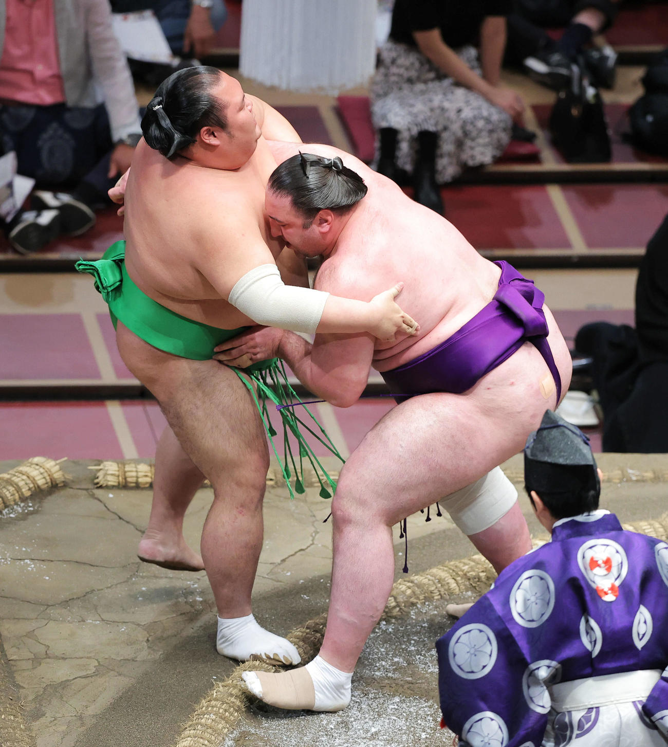 千代丸（左）を寄り切りで破る栃ノ心（撮影・河田真司）