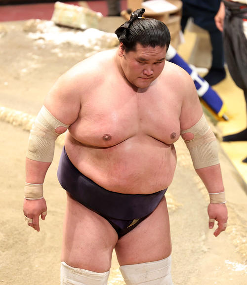遠藤に下手投げで敗れ険しい表情を見せる照ノ富士（撮影・鈴木正人）