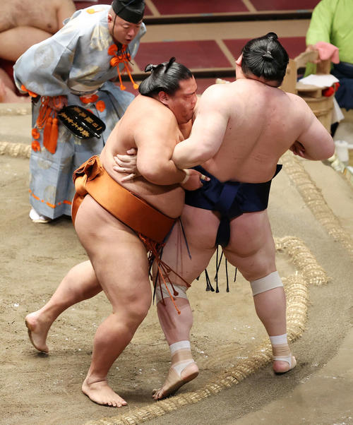 宝富士（右）を寄り切りで破る御嶽海（撮影・鈴木正人）