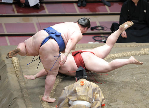 隆の勝（右）をはたき込みで破る逸ノ城（撮影・河田真司）