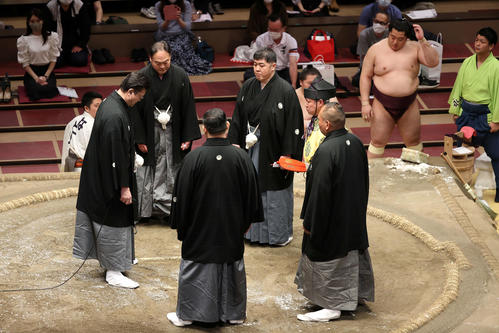 照ノ富士と遠藤の一番で物言いが付き協議する審判団（撮影・鈴木正人）