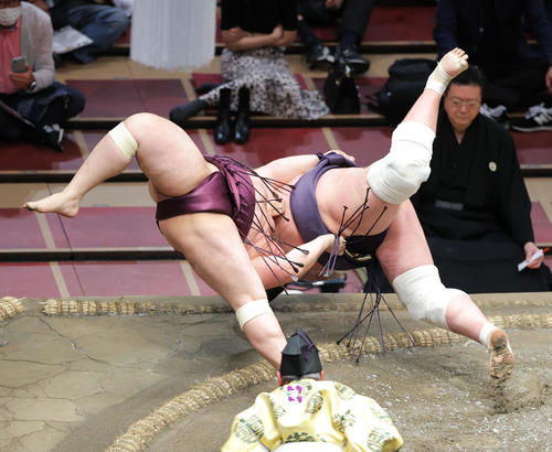 遠藤（左）が照ノ富士を下手投げで破る（撮影・河田真司）