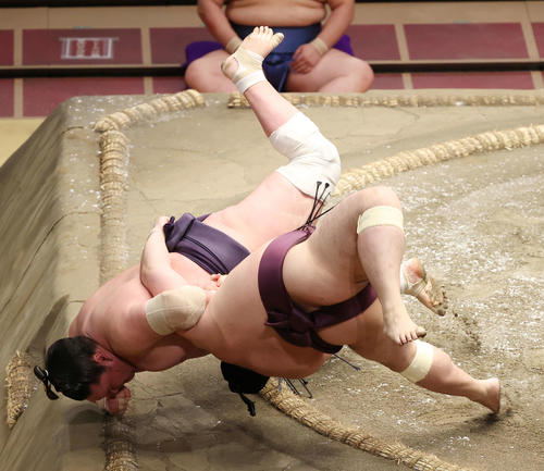 遠藤（右）に下手投げで敗れる照ノ富士（撮影・鈴木正人）
