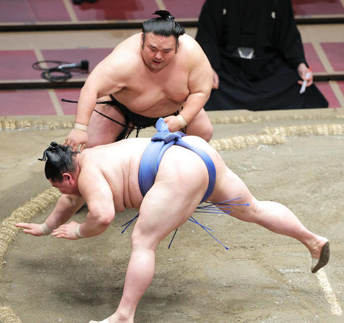 正代（手前）を突き落としで破る貴景勝（撮影・河田真司）