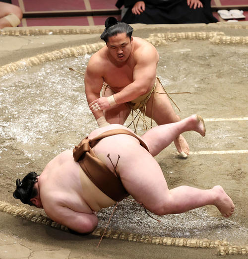 剣翔（手前）を上手投げで破る石浦（撮影・鈴木正人）